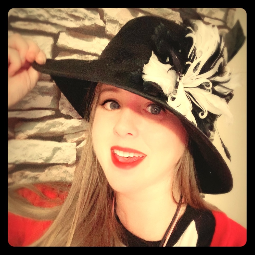 Vintage Black Ladies Hat w/ Feathers